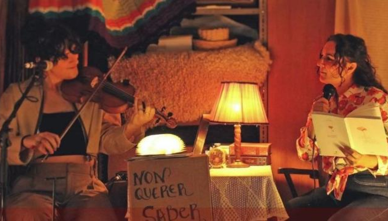 Marina Vidal e Baia Fernández, esta última co seu poemario 'O faiado das papoulas'