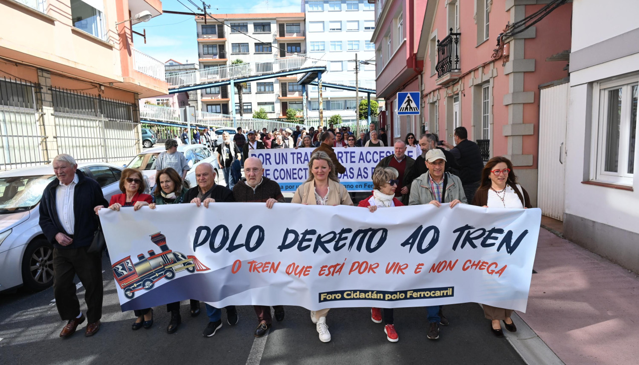 Apeadero de Perlio manifestación Foro polo Ferrocarril