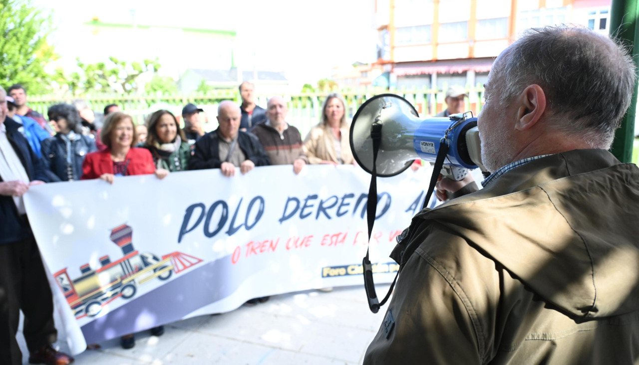 Apeadero de Perlio manifestación Foro polo Ferrocarril