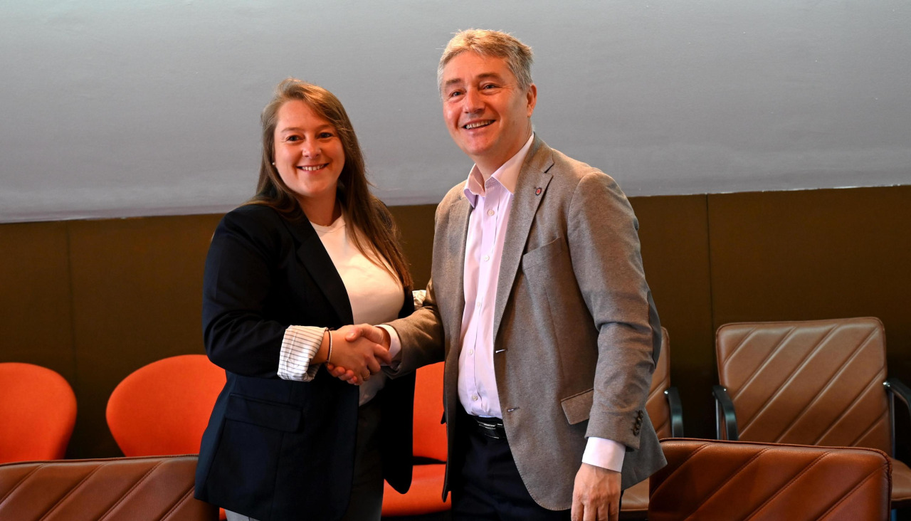 Laura García y Ricardo Cao, durante al firma del convenio