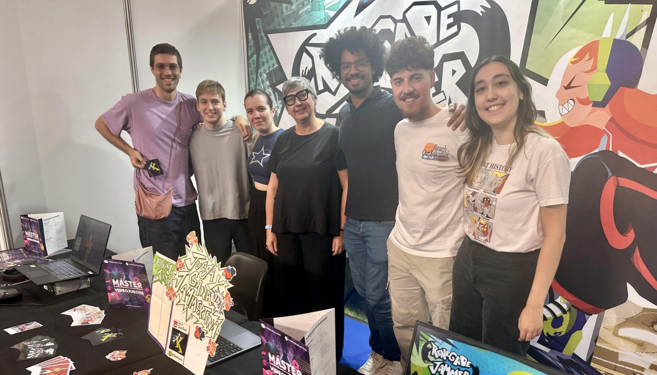 Antigo alumnado do máster que se imparte na localidade, coa coordinadora, Luz Castro, no BCN Game Fest