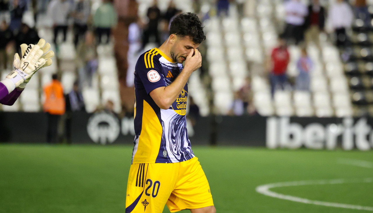 Álvaro Giménez se lamenta después de fallar una ocasión