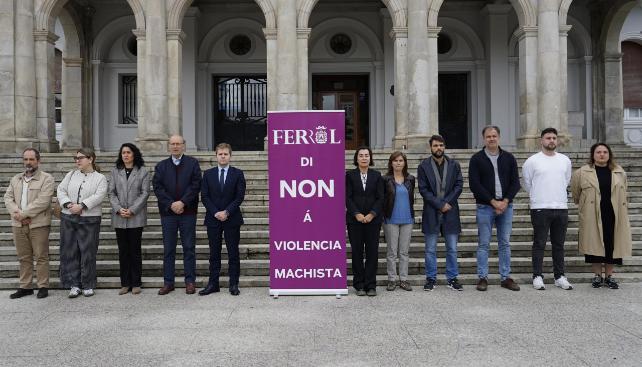 Minuto de silencio a la puerta del consistorio ferrolano este martes