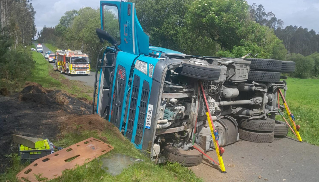Los bomberos estabilizaron el camión antes de proceder a liberar al conductor