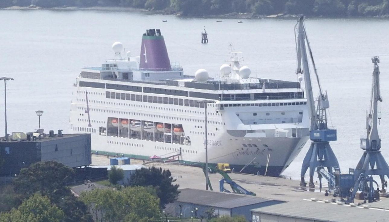 El ‘Ambition’ en el puerto de Curuxeiras en abril de 2025