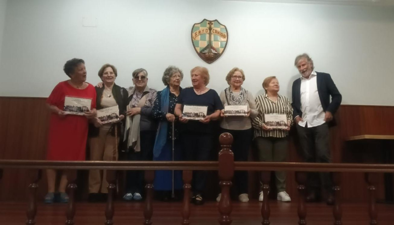 O único home da imaxe foi en representación da súa nai, Virucha