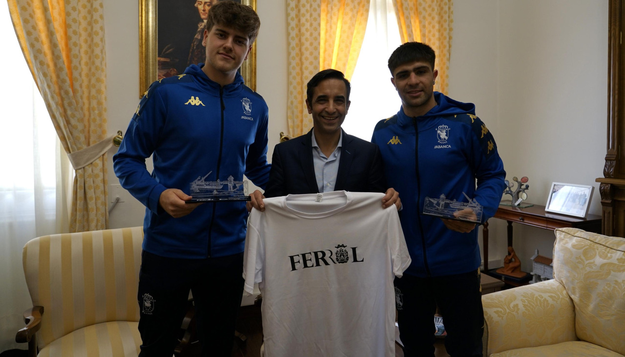 Gonzalo Santa Cruz y David Novoa posan con José Manuel Rey Varela