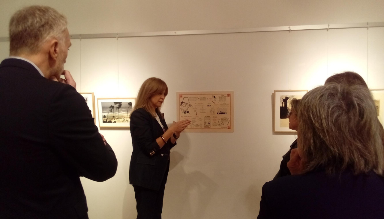 Un instante de la inauguración de la muestra en Pontedeume