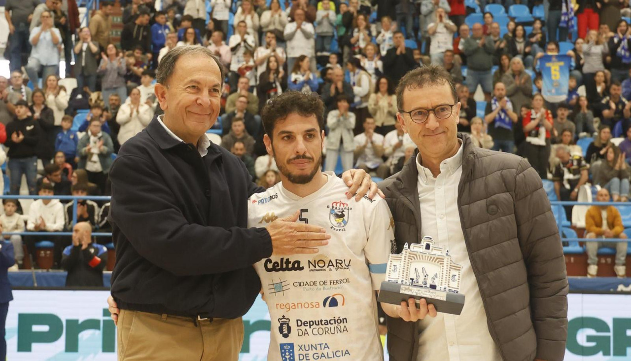 Julio Martínez entrega un obsequio a Iván Rumbo