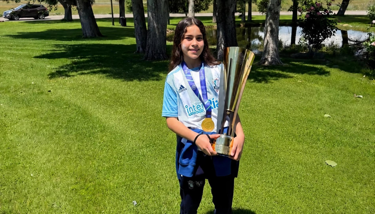 Naia López posa con el nuevo título que cosechó con la selección gallega