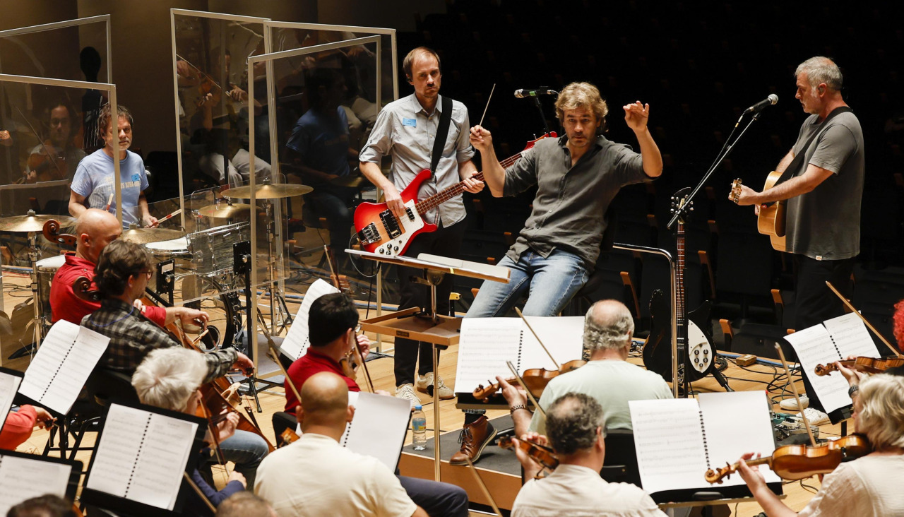 Ensayo de La Habitación Roja con la Orquesta de València, una propuesta musical que fusiona el universo indie-rock de la banda valenciana con el sonido sinfónico de la orquesta y que tendrá lugar el 22 de mayo en el Palau de la Música de València