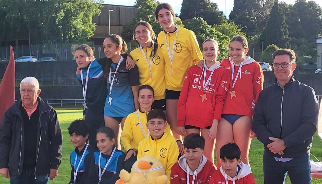 El equipo de relevos infantil del Equilibrio, en el podio