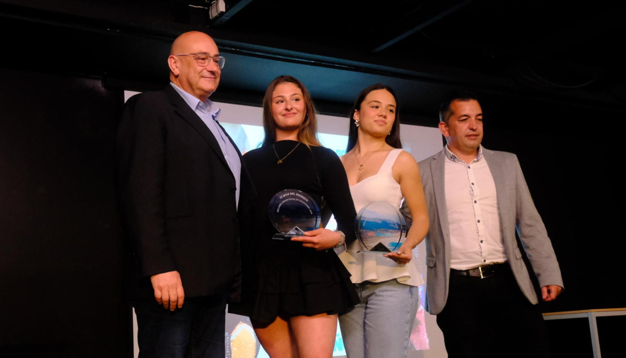Penabad y Vellón, recogiendo el galardón del pasado año