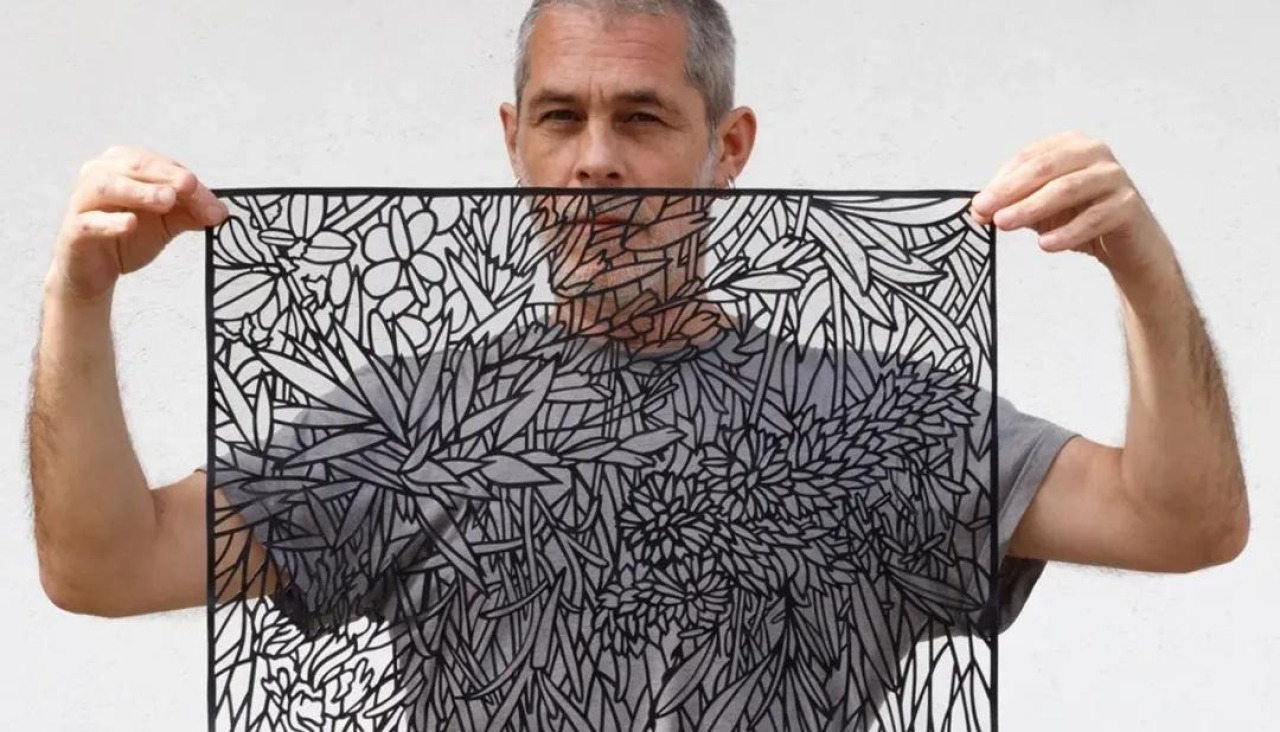 Mauro Trastoy con una pieza de tinta sobre papel recortado