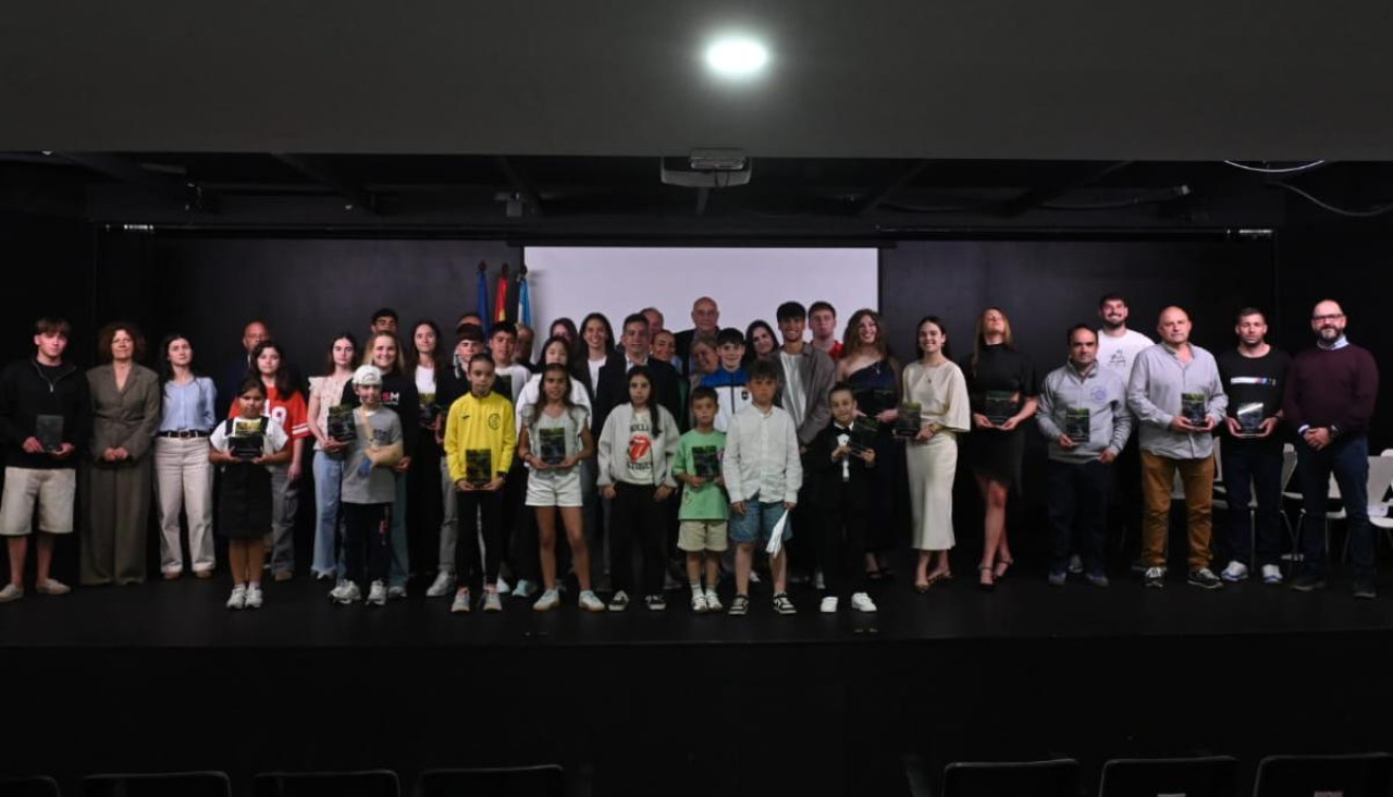 Foto de familia de las personas premiadas en el acto