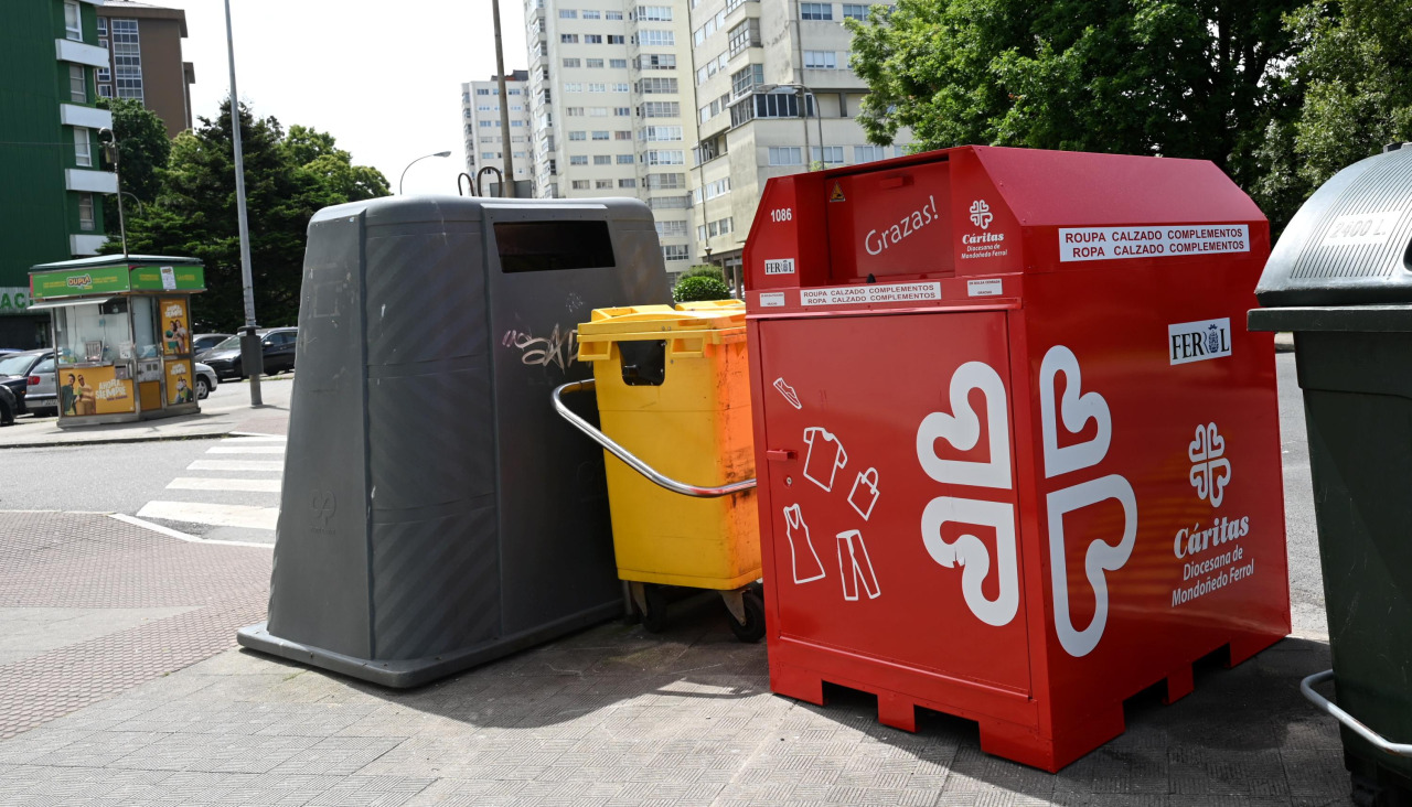 Avd de Castelao contenedor de cáritas