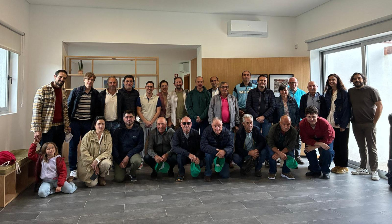 Foto de familia de los colectivos que participaron en el encuentro de Portugal
