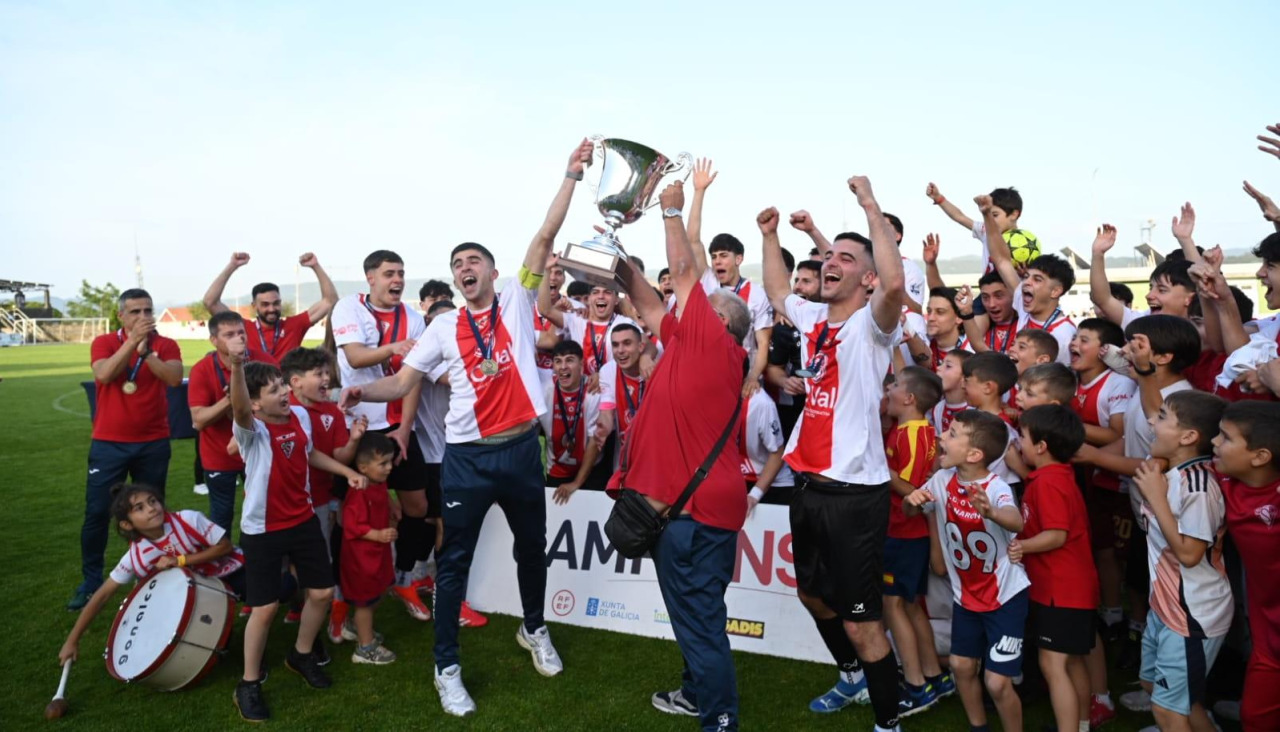 O Val levanta el trofeo que le acredita como campeón