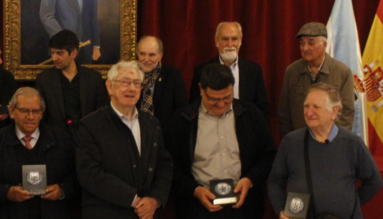 Bustabad, a la derecha de la imagen, en el homenaje que el Concello de Ferrol hizo en 2019 a los ediles de la primera corporación democrática