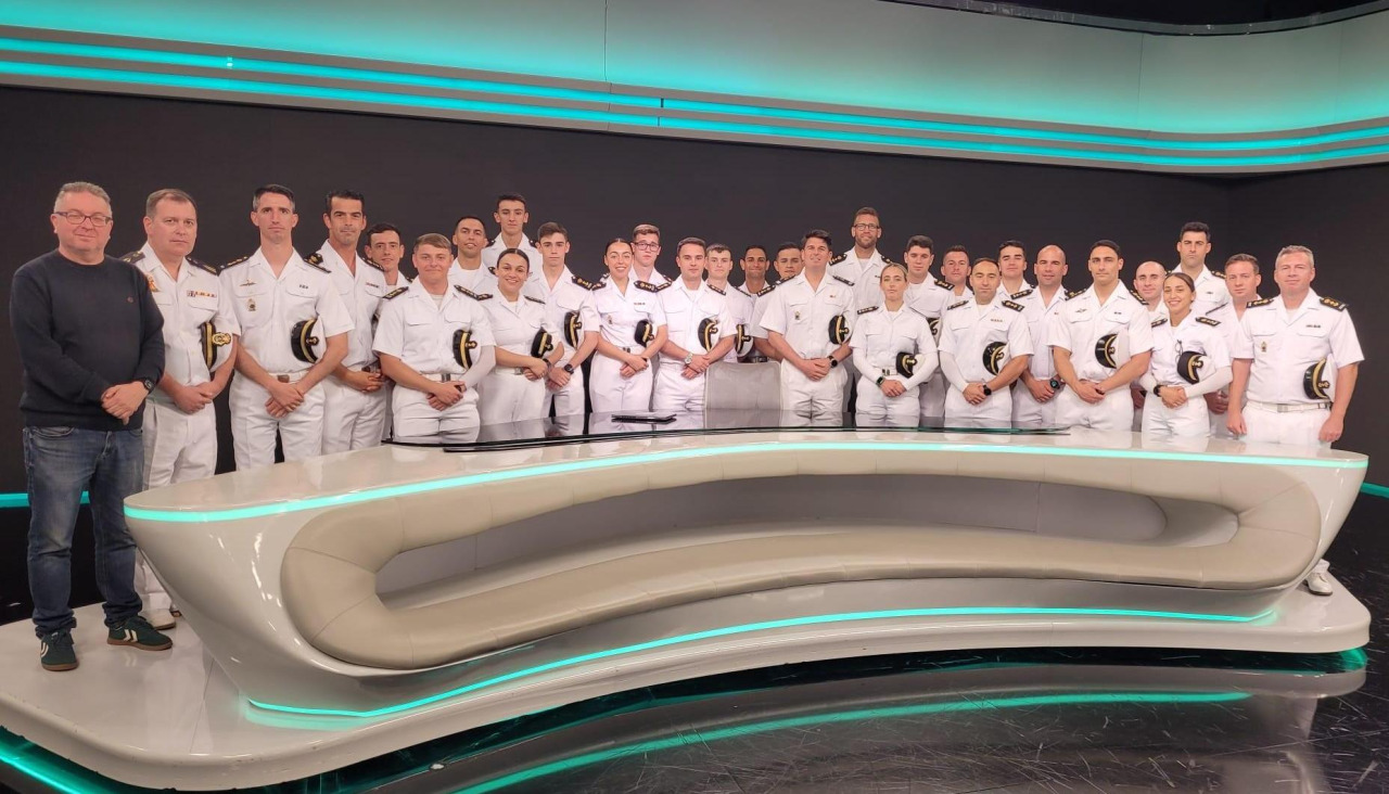 El alumnado de la Escaño en uno de los platós de la Televisión de Galicia