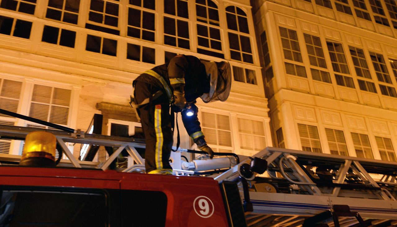 Imagen de archivo de un bombero de Ferrol retirando velutina en la calle Galiano