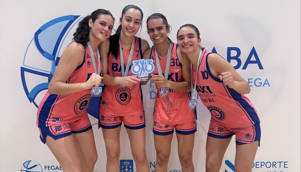 Las baloncestistas locales, con sus medallas y trofeo