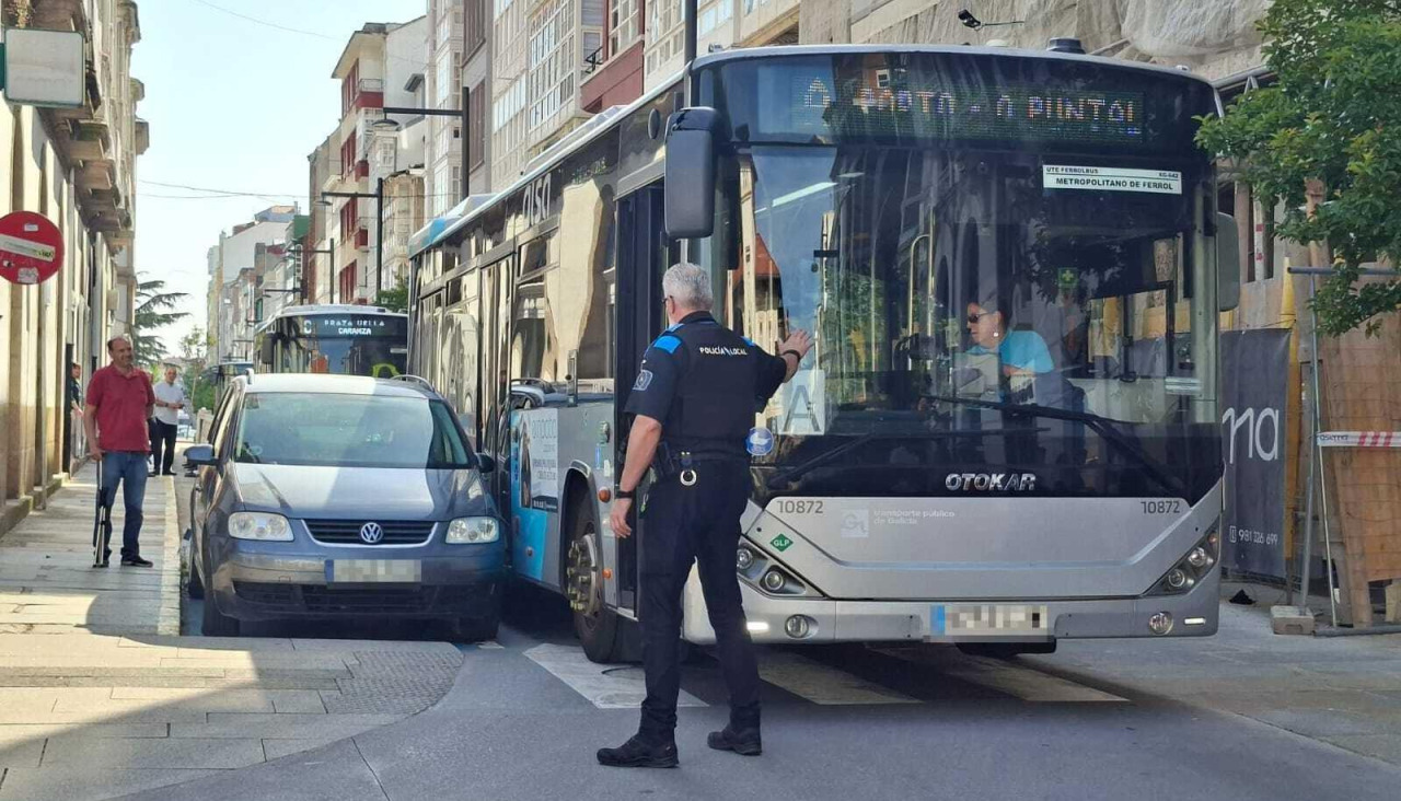 Un agente de la Policía Local dirigiendo la maniobra para descongestionar el tráfico de la calle de la Iglesia