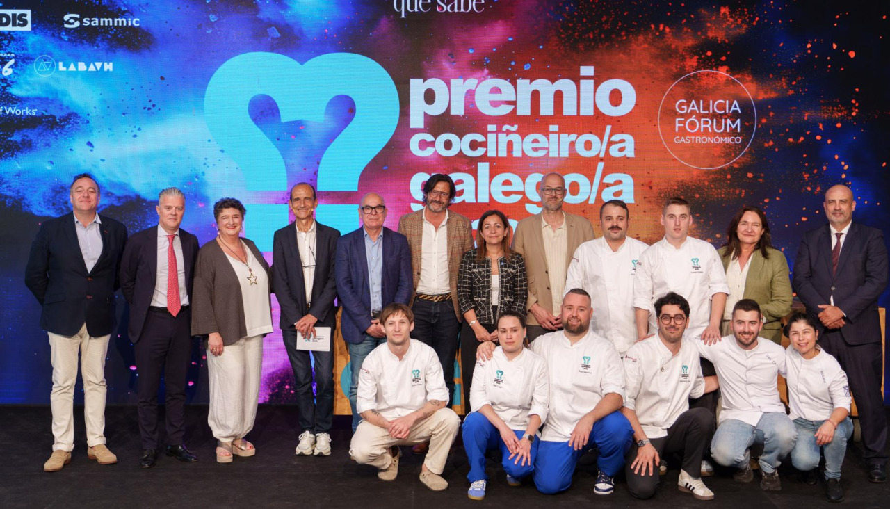 Foto de familia de participantes y autoridades al finalizar el certamen