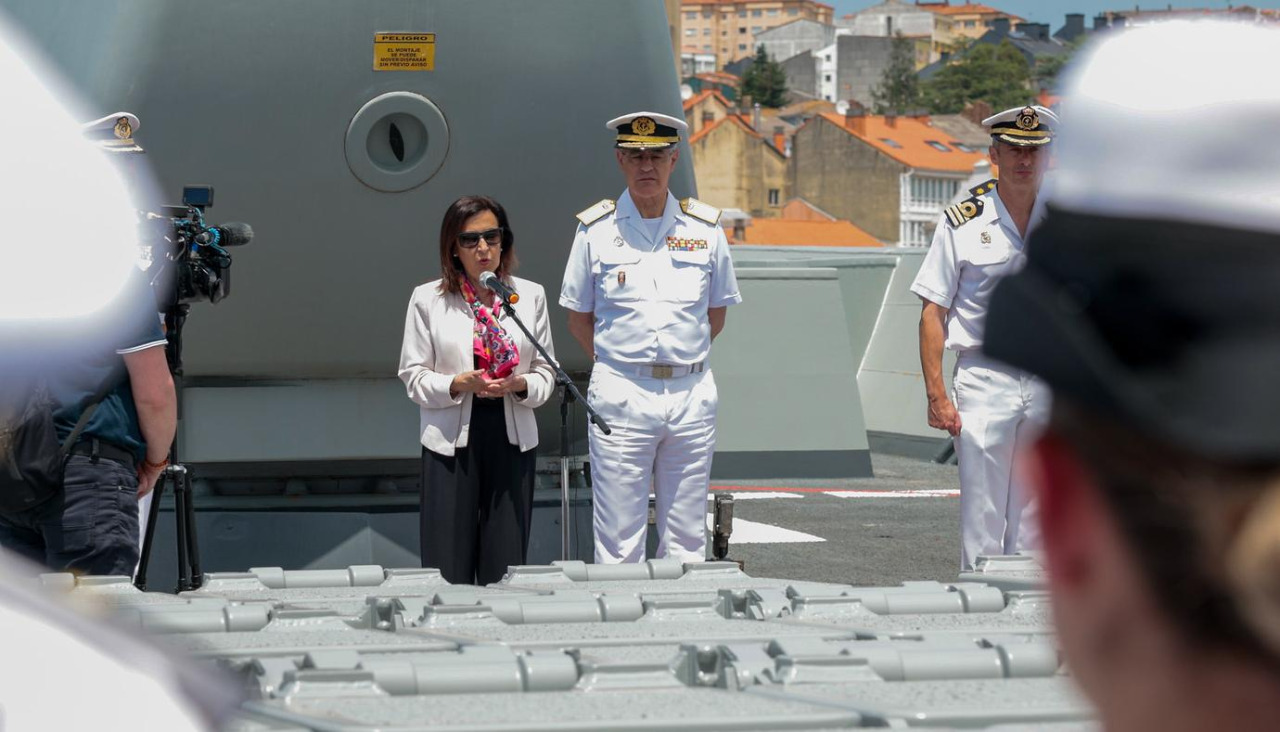 Robles en la cubierta del buque dirigiéndose a la dotación