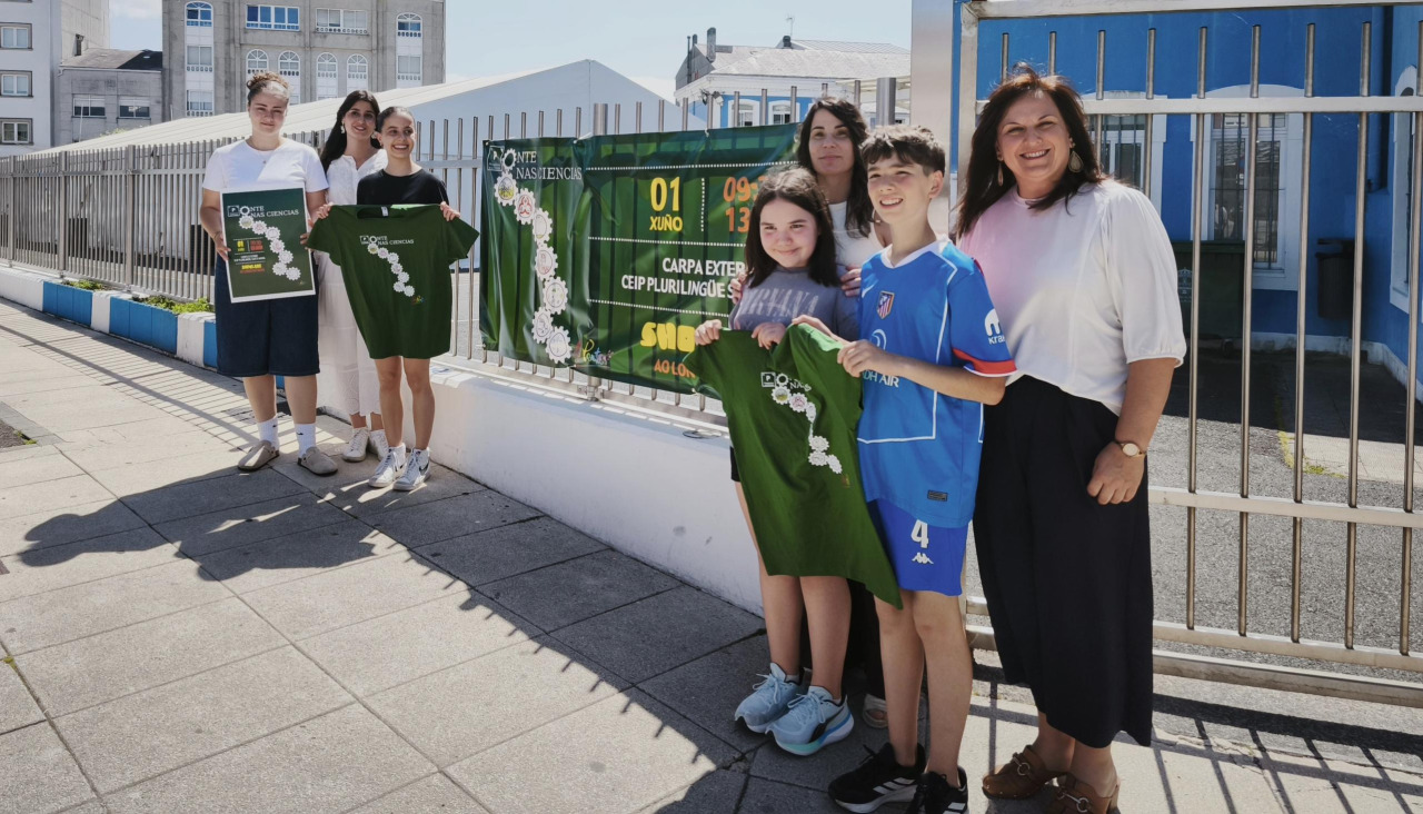 Foto de familia en la presentación de la feria científica pontesa