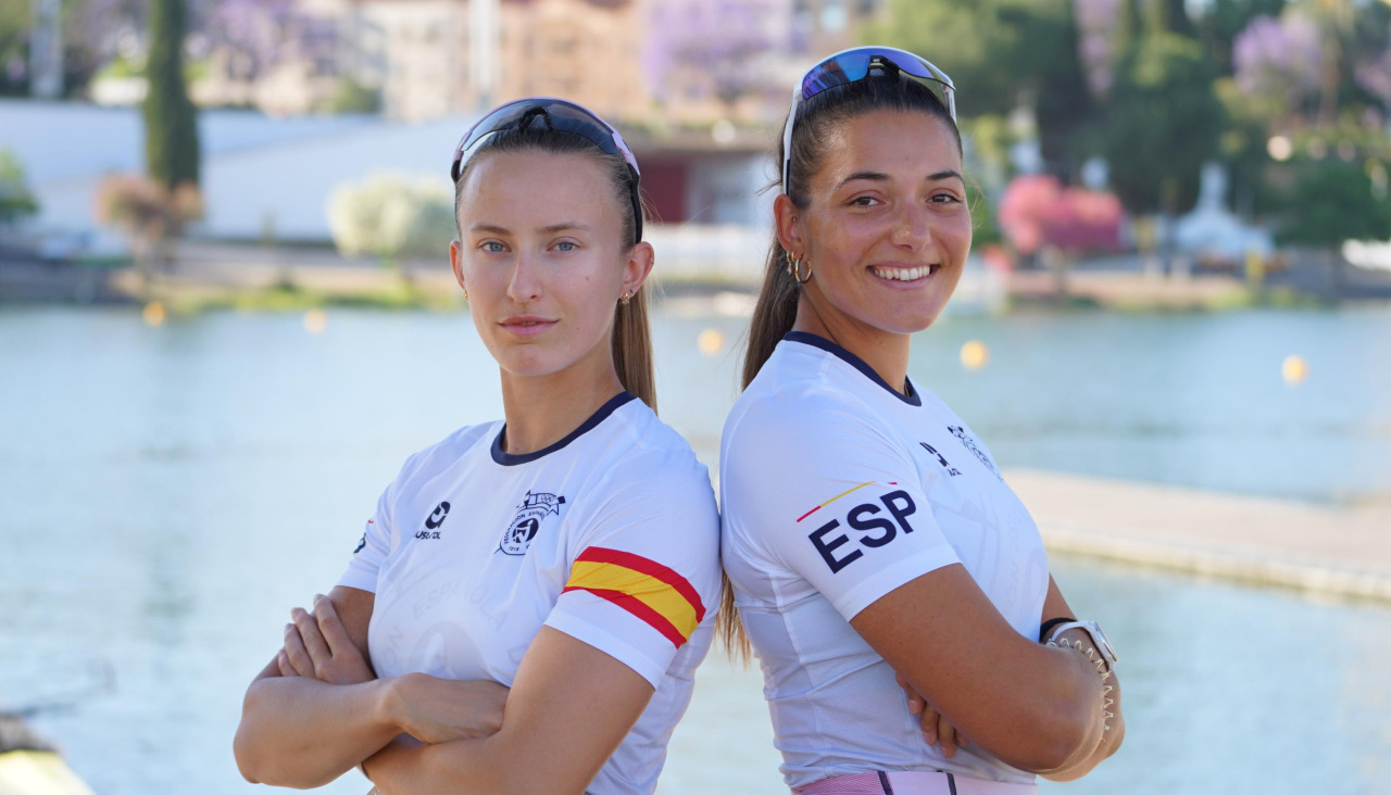 Iria Jarama -dcha.- y Aina Arteman, con la equipación de la selección española