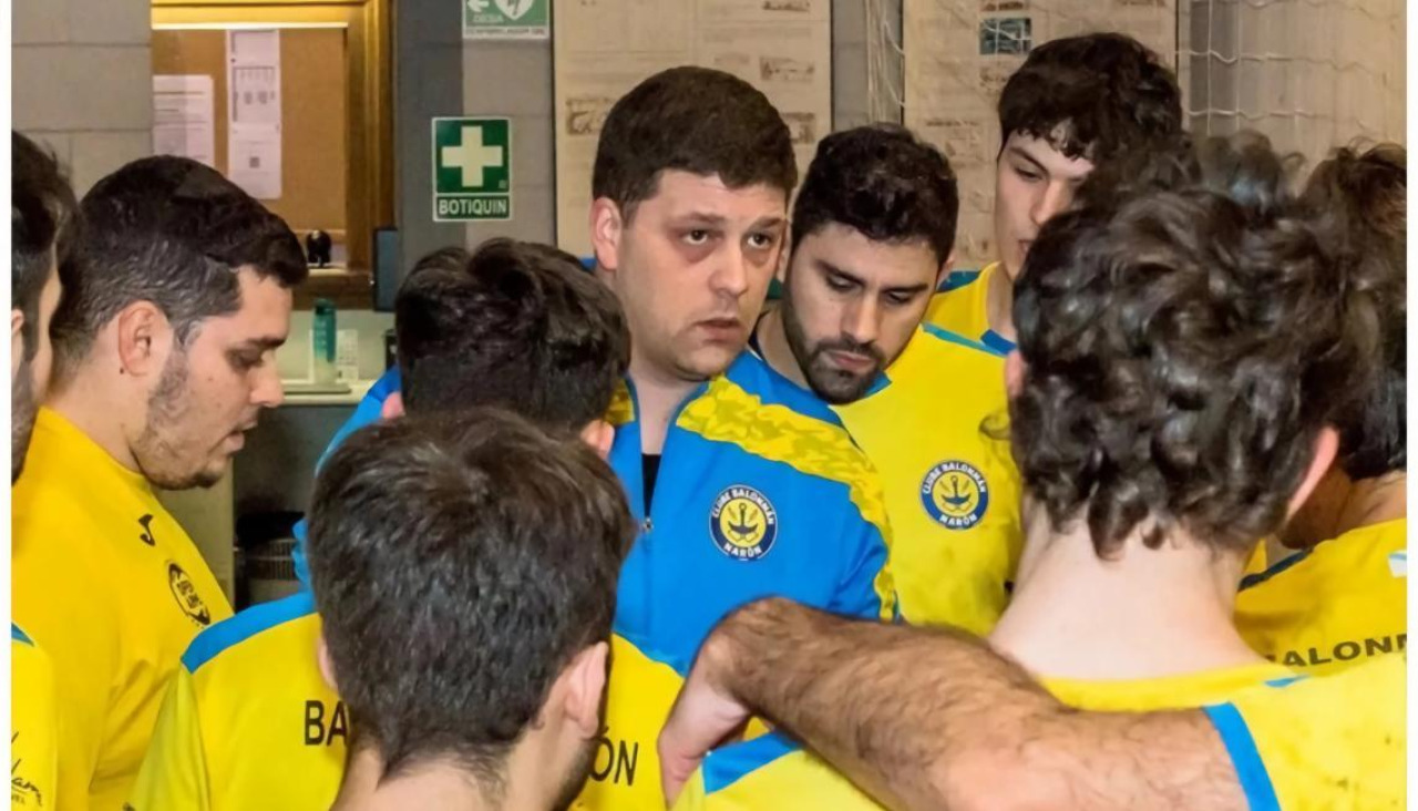 El entrenador, dando instrucciones a los suyos