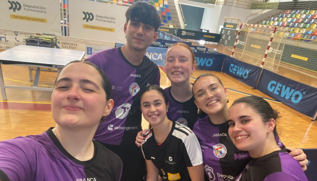 La delegación naronesa, con Couce, en el centro, en el playoff