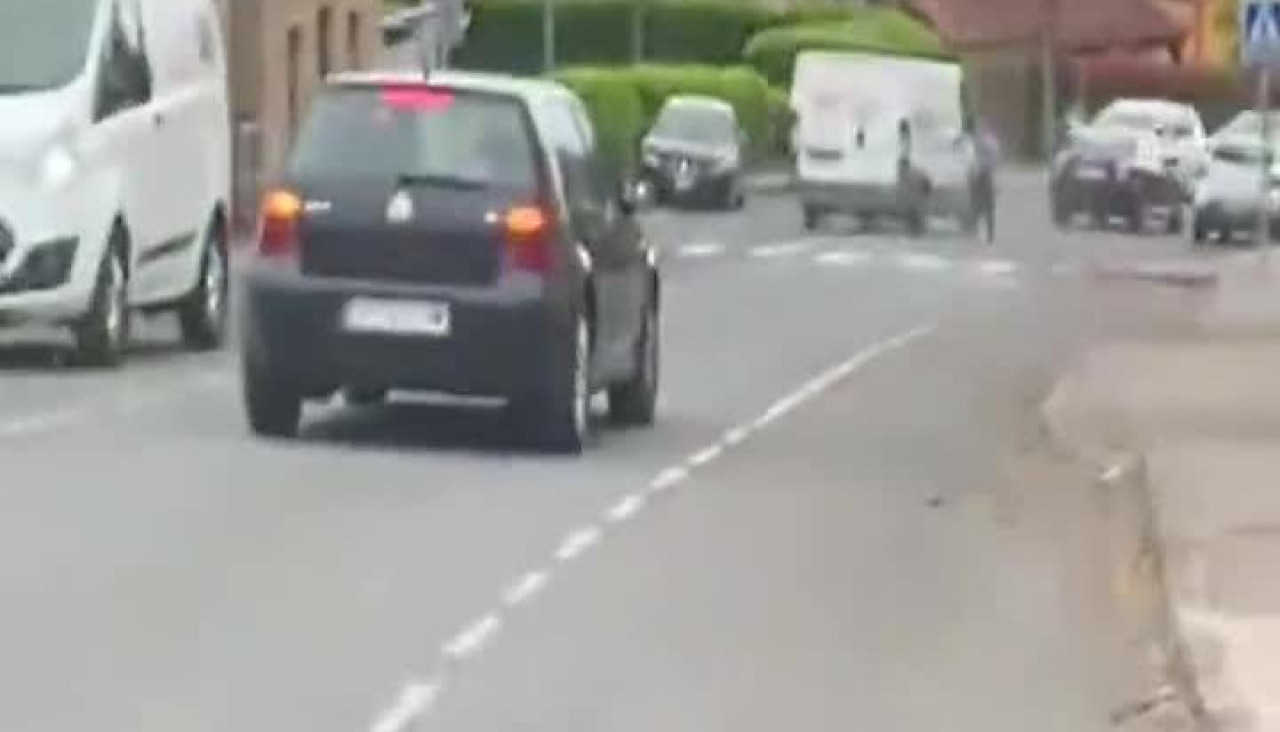 Hombre enloquecido deambula por Sillobre con una gran hoz