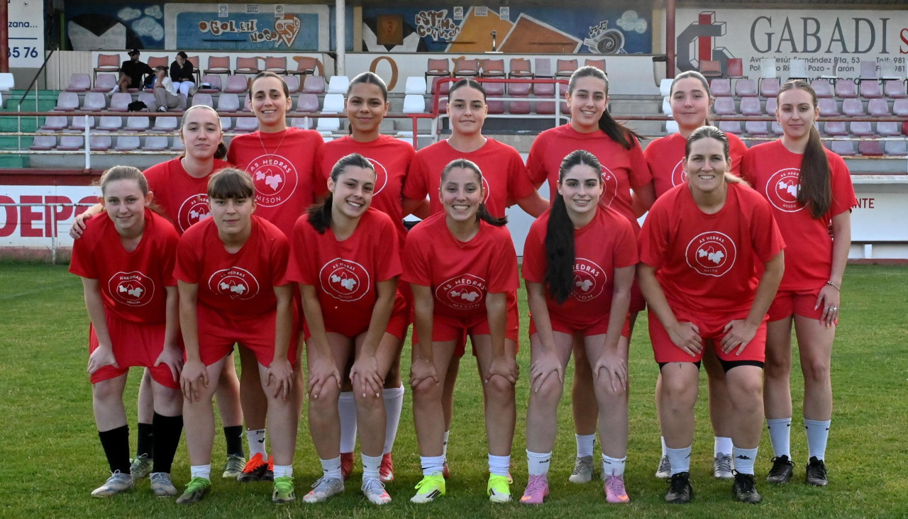 Parte de la plantilla de O Val Femenino B, que disputará este sábado su primera final de la Copa Ferrol