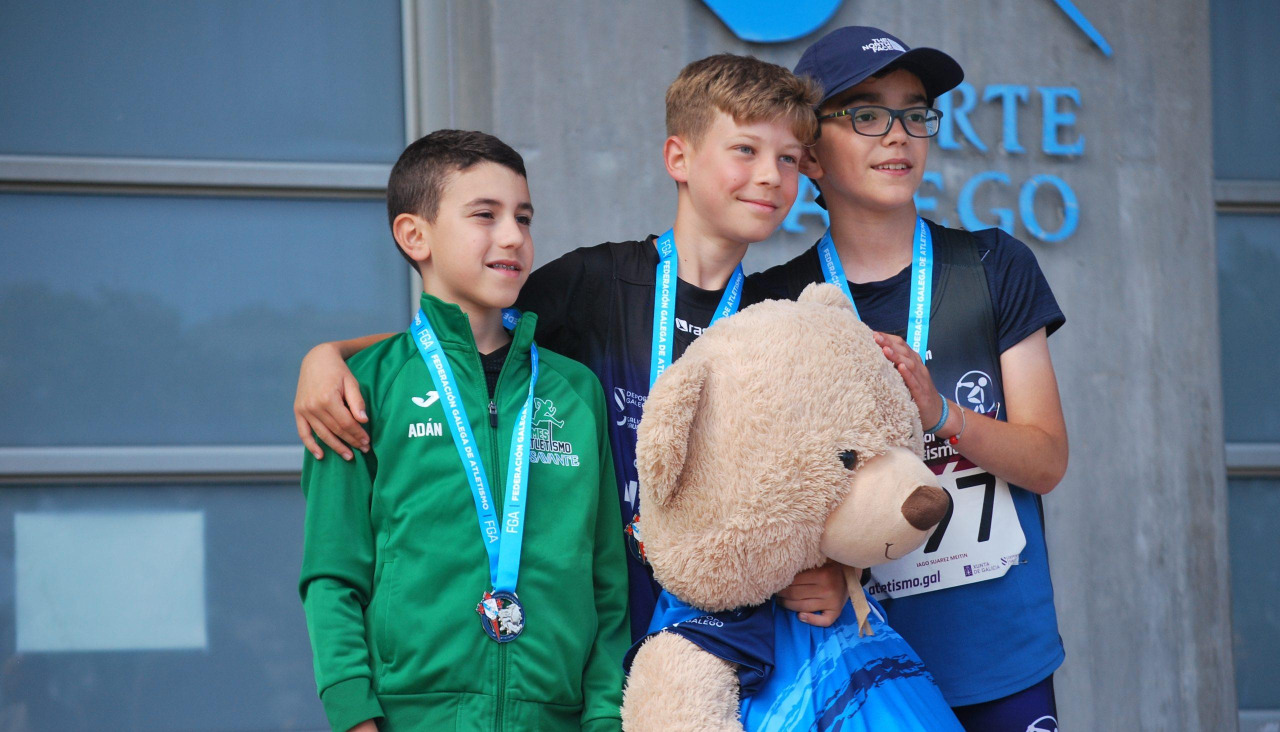 Seijido, en el centro, y Suárez, a la derecha, en el podio de 2.000 marcha sub 12