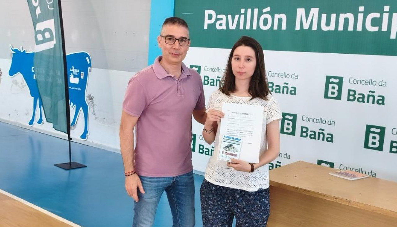 La ferrolana, con el trofeo que la acredita como campeona