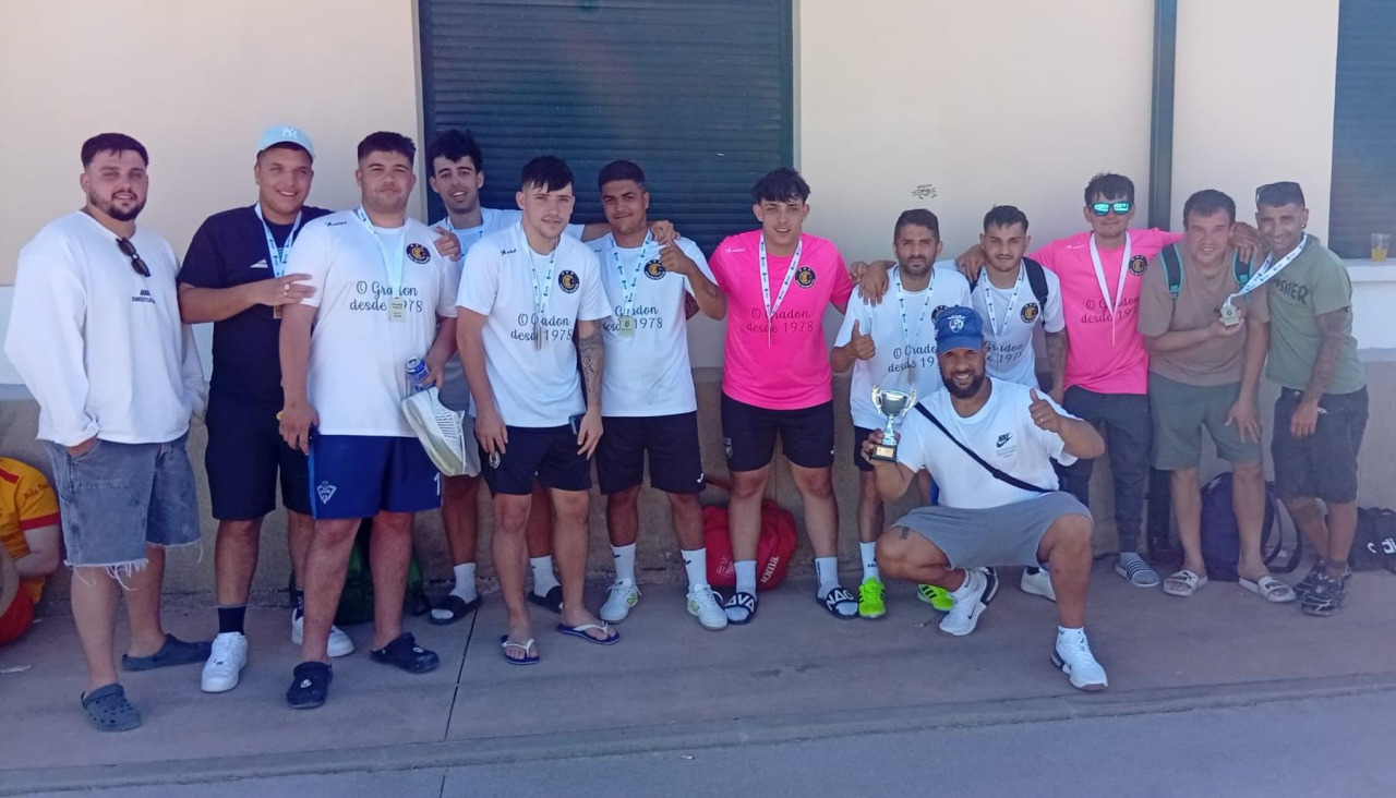 Integrantes del Inter de Ferrol, con sus medallas