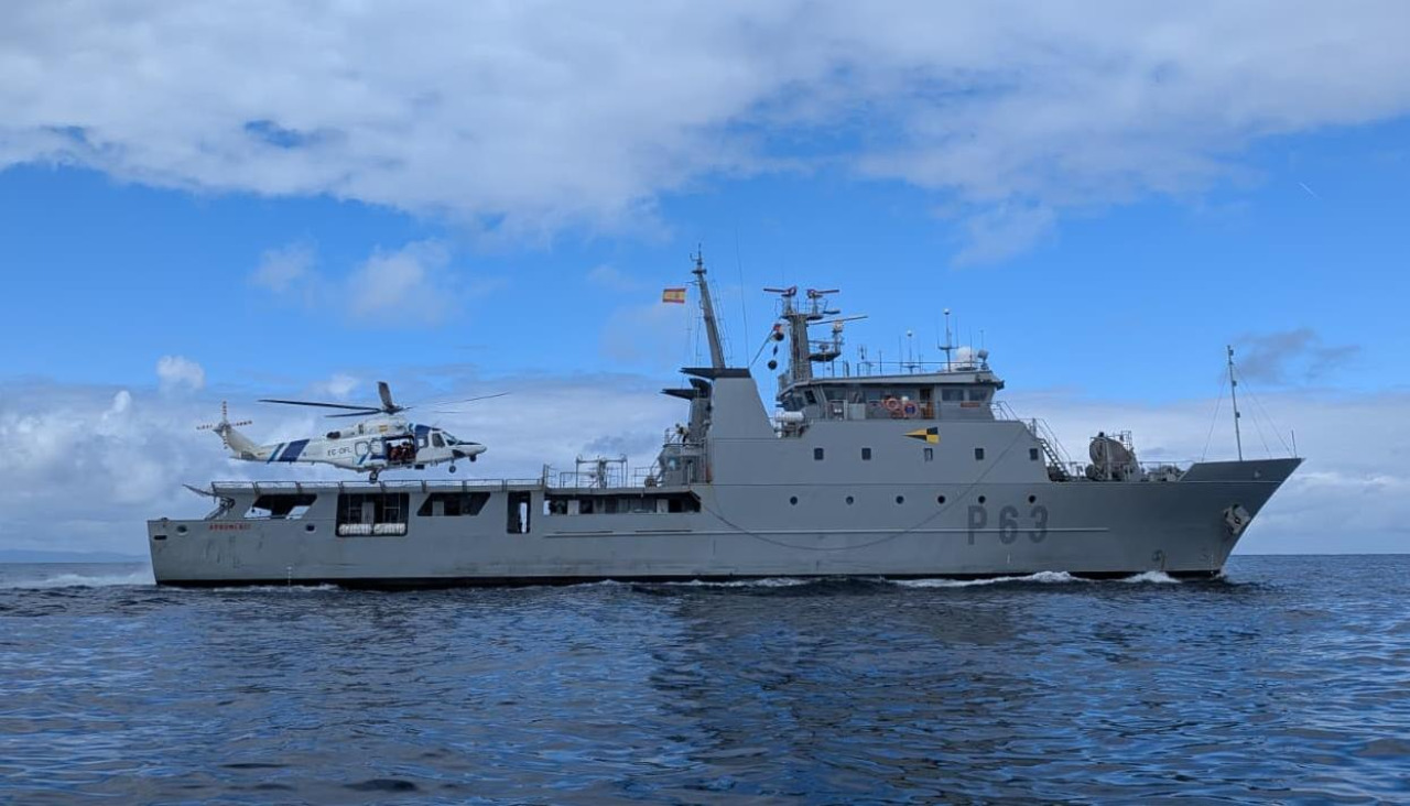 El 'Arnomendi', en imagen de archivo del pasado mes de mayo, cuando se ejercitaba con el helicóptero de Gardacostas
