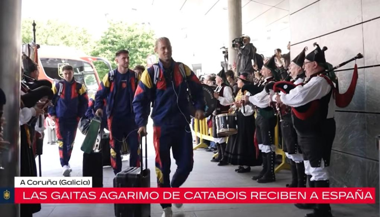 Detalle de parte de la formación de Agarimo recibiendo al equipo