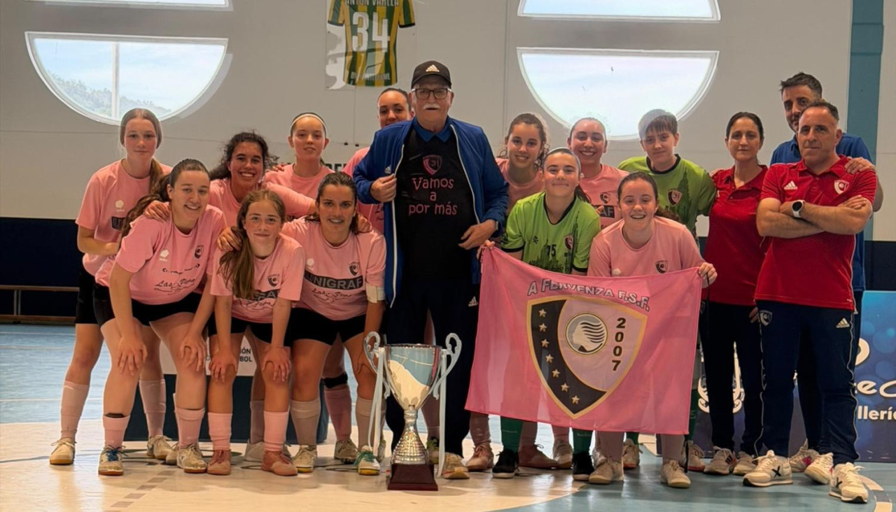 El equipo de A Fervenza posa con la copa conquistada
