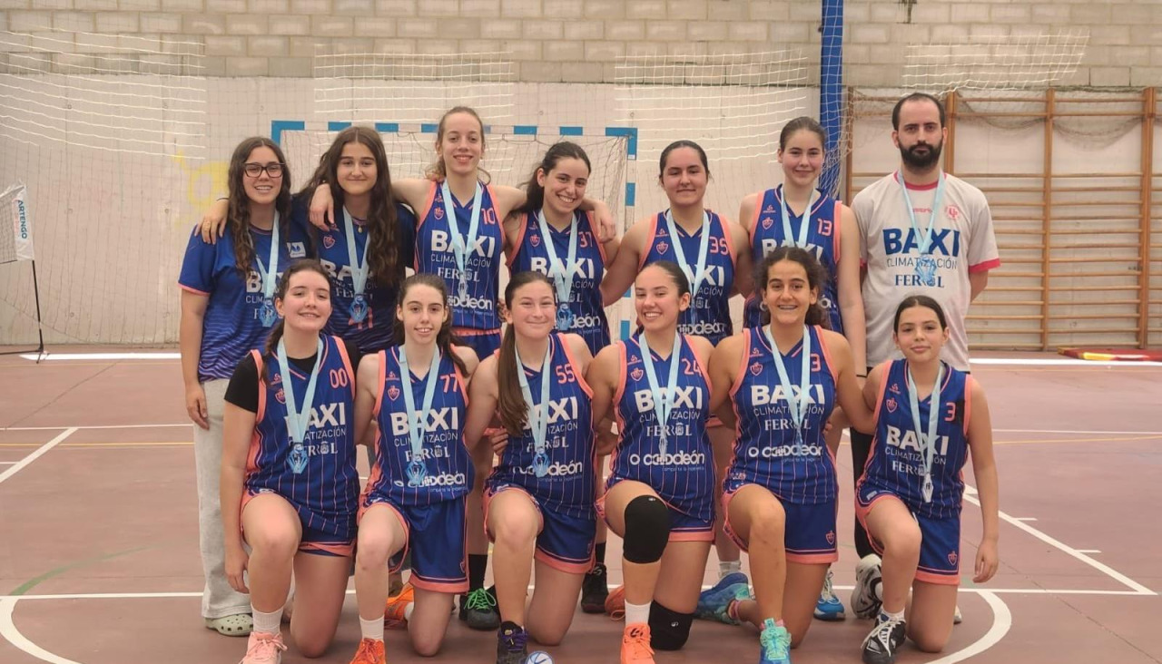 El equipo cadete posa con el título