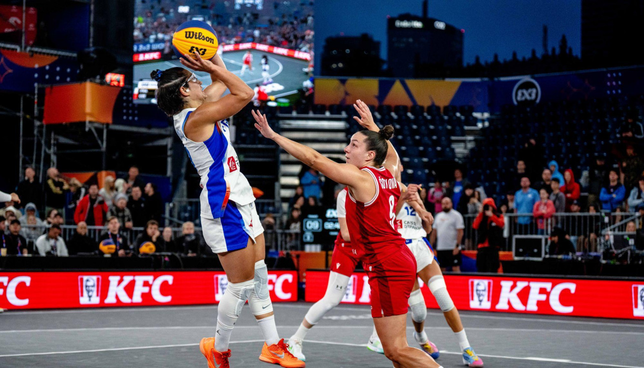 Šotolová trata de taponar un tiro de una jugadora francesa