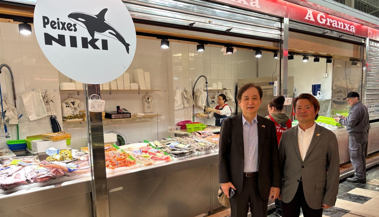 El embajador y su chef delante del puesto de Peixes Niki