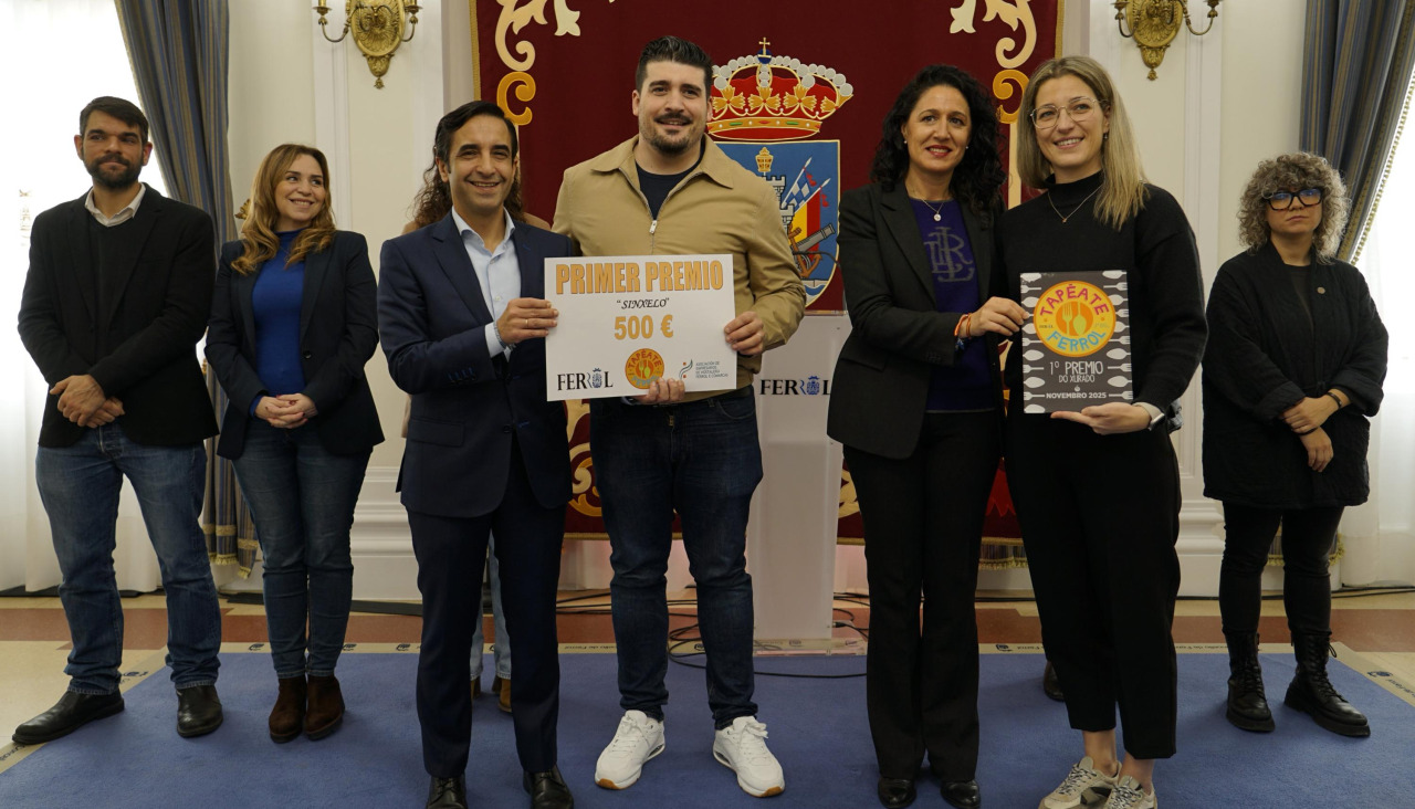Adrián Pérez y Laura Castineira, de Sinxelo, recogiendo el primer premio del ‘Tapéate Ferrol’ el pasado diciembre