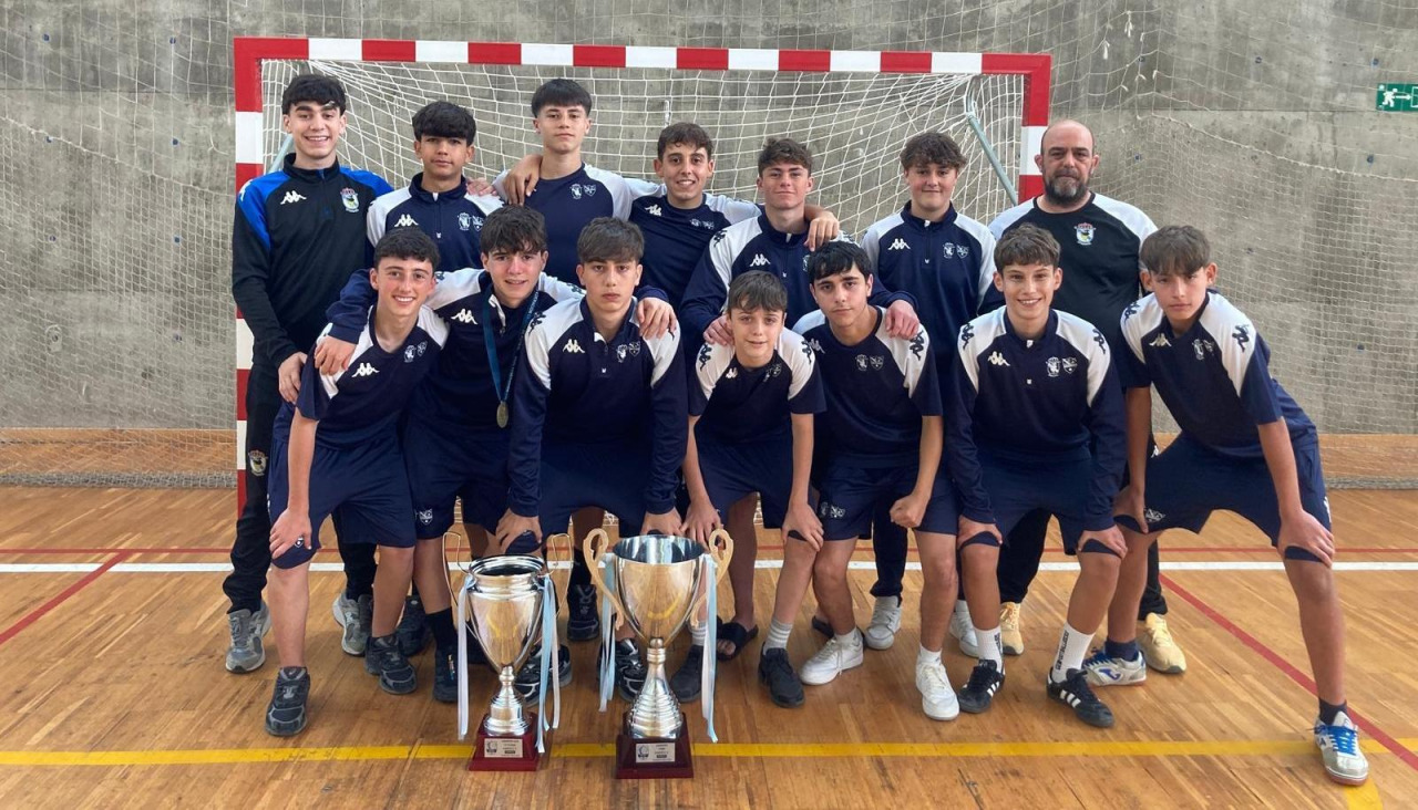 El equipo cadete posa con sus dos títulos