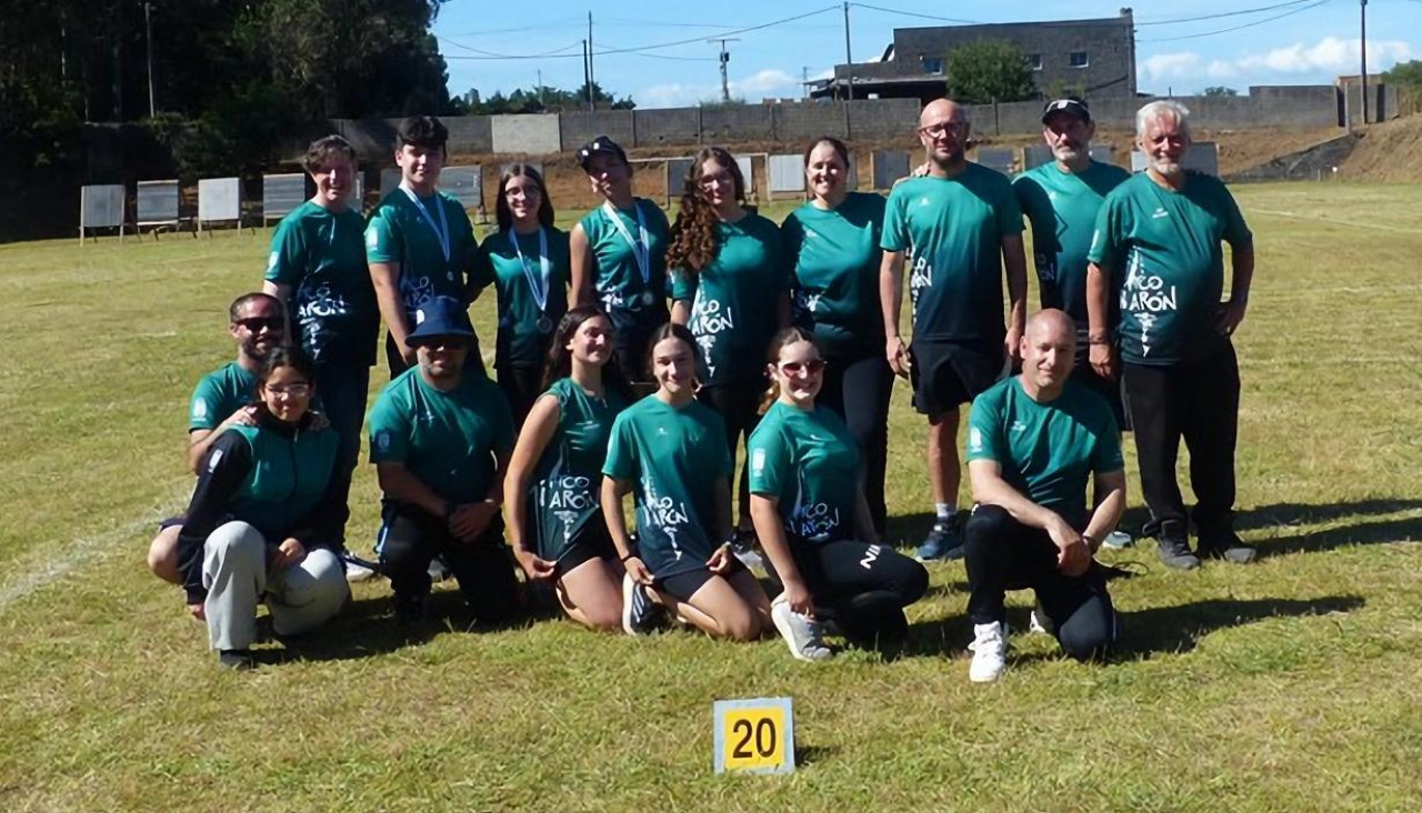 Parte de la delegación naronesa en la competición de Pontevedra
