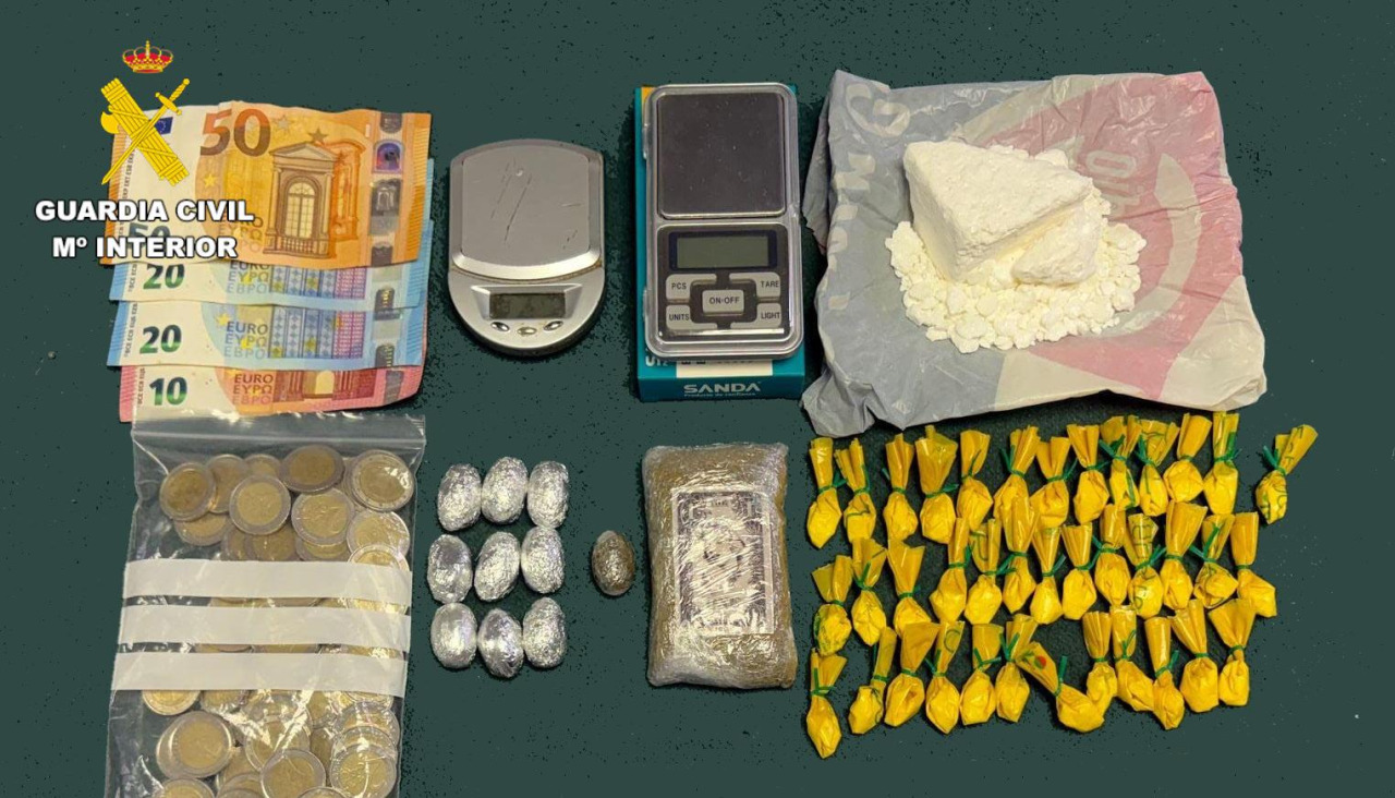 Drogas y materiales incautados durante la operación