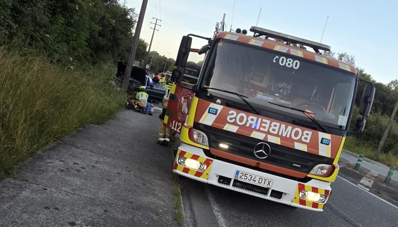 Profesionales del Speis y los servicios sanitarios asistiendo al herido