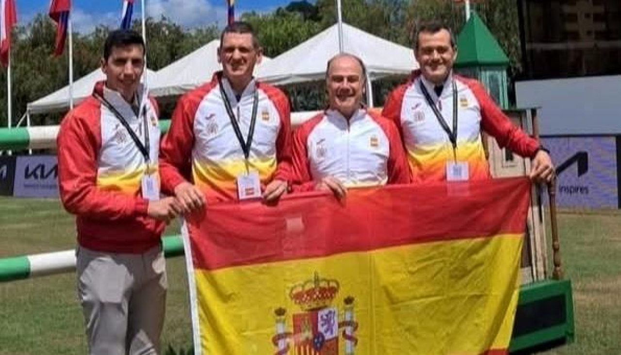 Poves, con sus compañeros de selección